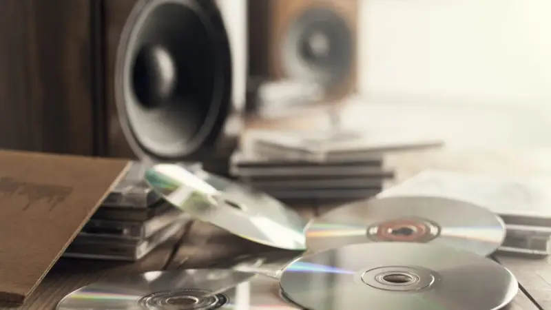 Płyty CD i głośniki na drewnianym blacie. Czy to epka, co to za format?