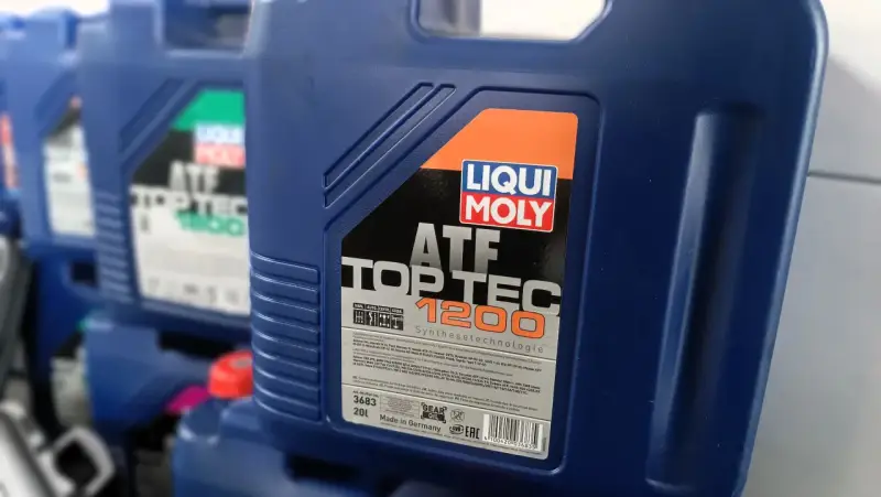 Niebieski kanister z płynem do skrzyni biegów ATF Top Tec 1200 od Liqui Moly.