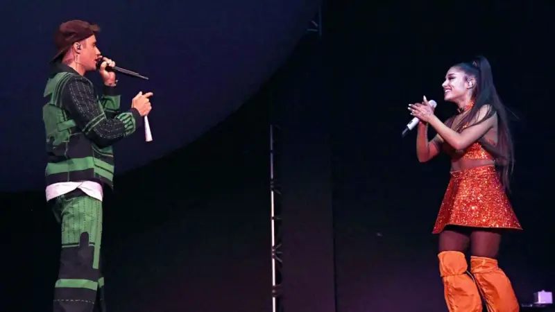 Justin Bieber i Ariana Grande na scenie, śpiewają razem. Wyglądają, jakby byli "stuck with u" na zawsze.