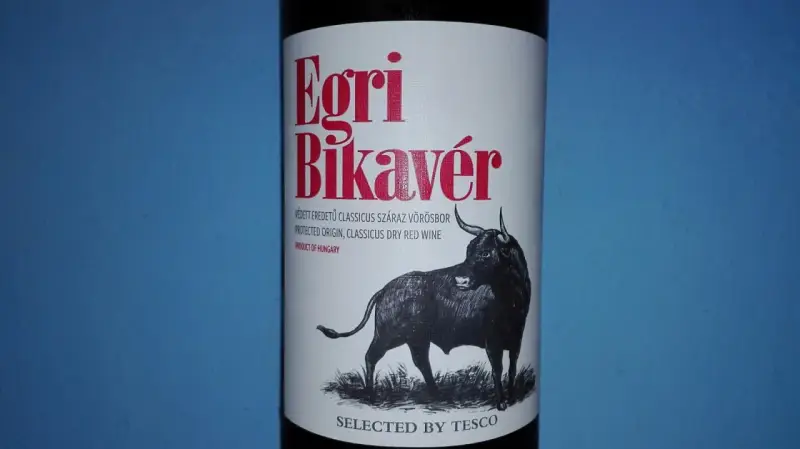 Egri Bikavér, wino bycza krew z Węgier, z rysunkiem byka. Wybrane przez Tesco.