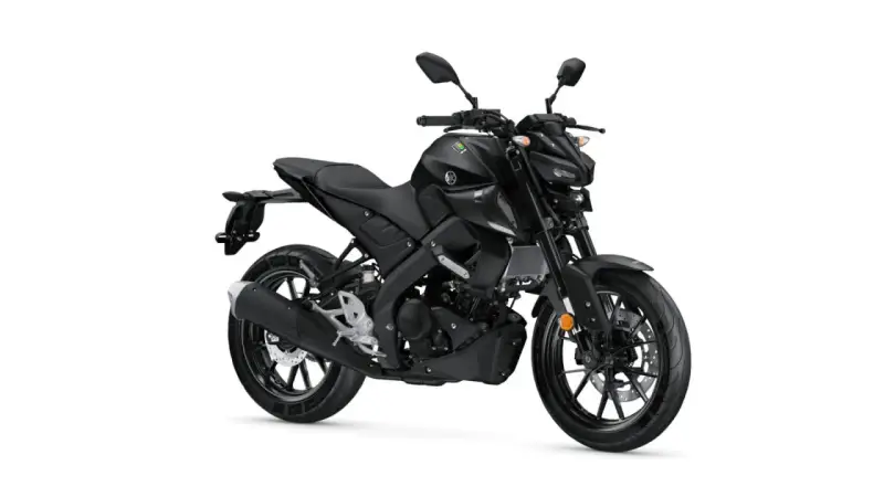 Czarny motocykl Yamaha MT-125 na białym tle. Sprawdź jego wymiary, w tym Yamaha MT 125 wysokość siedzenia, aby dopasować go do siebie.