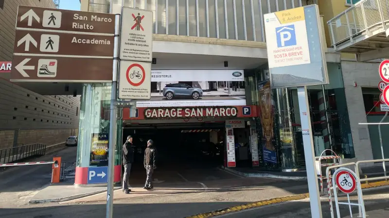 Venezia: indicazioni per San Marco, Rialto e Accademia. Segnaletica per parcheggio e divieto bici.