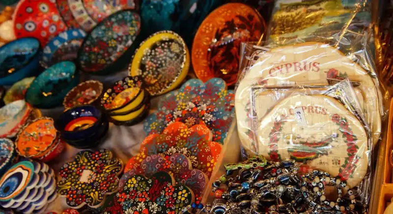 Kolorowe miseczki, talerzyki z napisem "Cyprus" i bransoletki z "oka proroka" – to świetne pamiątki, co warto kupić na Cyprze.