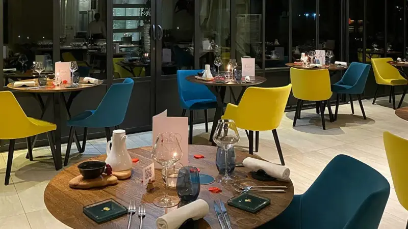 Tables dressées pour une soirée romantique, ambiance feutrée. Une invitation à découvrir la gastronomie du Jura.