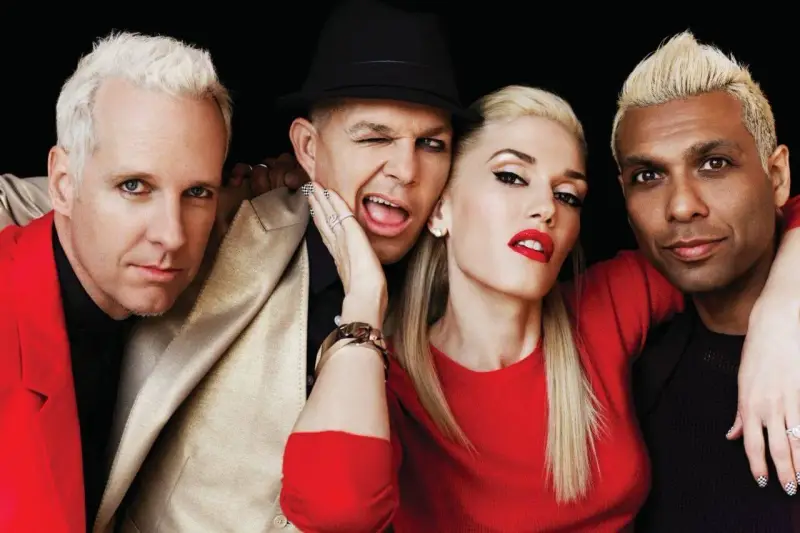 Les membres de No Doubt posent ensemble, Gwen Stefani au centre, avec un clin d'œil espiègle d'un autre membre.