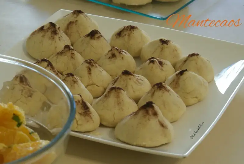 Douceurs de la recette montecao, des biscuits sablés saupoudrés de cacao, prêts à être dégustés.