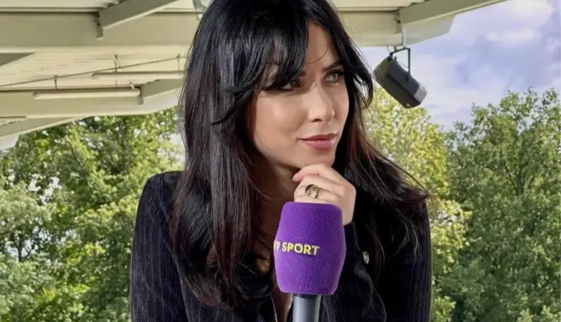 Maja Strzelczyk z mikrofonem Polsat Sport, w otoczeniu zieleni, przygotowuje się do wywiadu.