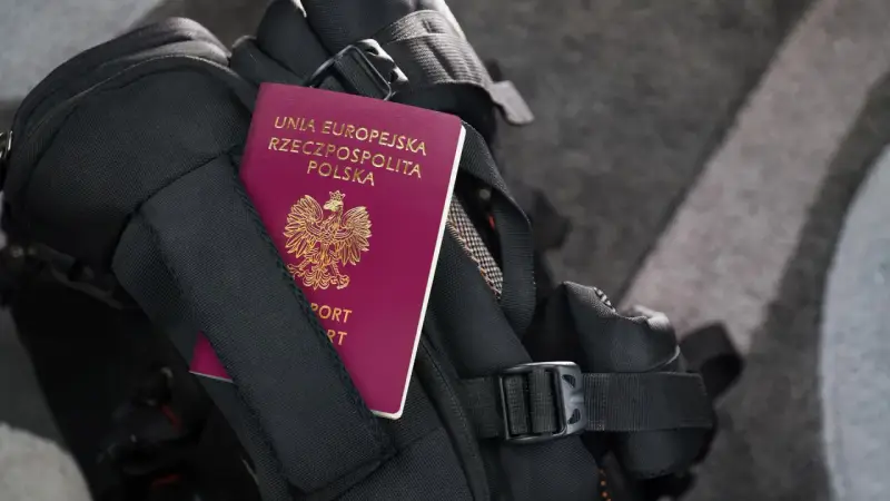 Gotowy do podróży? Paszport z lubelskiego urzędu wojewódzkiego w Lublinie, oddział ds. paszportów, czeka w plecaku.