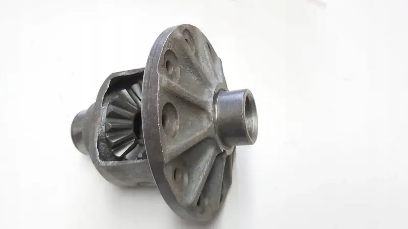 Metalowa obudowa z zębatkami, czyli mechanizm różnicowy inaczej.