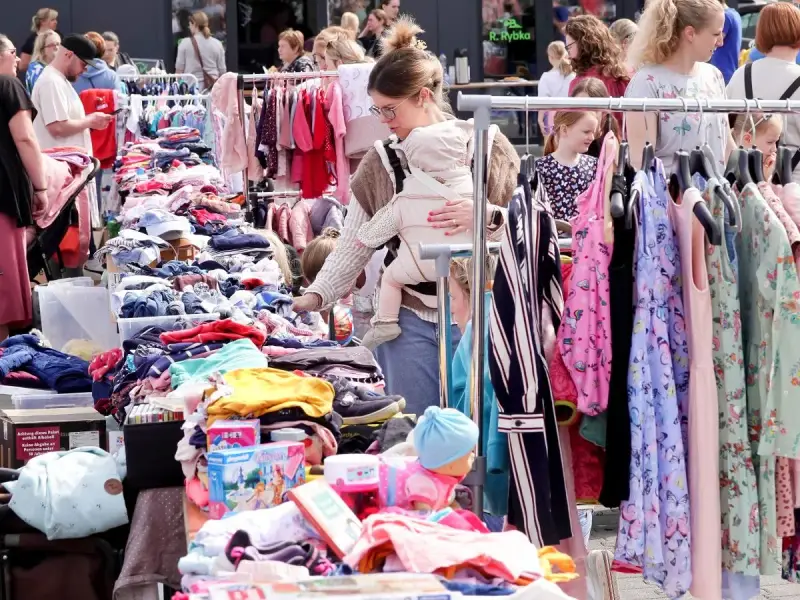Buntes Treiben auf dem Flohmarkt am 1. Mai. Kinderkleidung, Spielzeug und viel Trödel laden zum Stöbern ein.