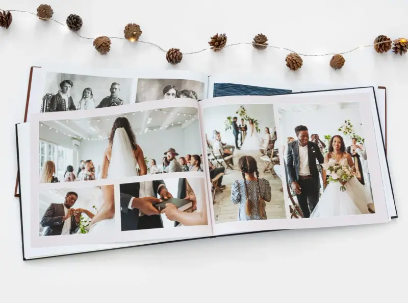 Hochzeitsfotografie Tipps: Ein offenes Hochzeitsalbum zeigt Momente der Zeremonie, Ringtausch und das glückliche Brautpaar.