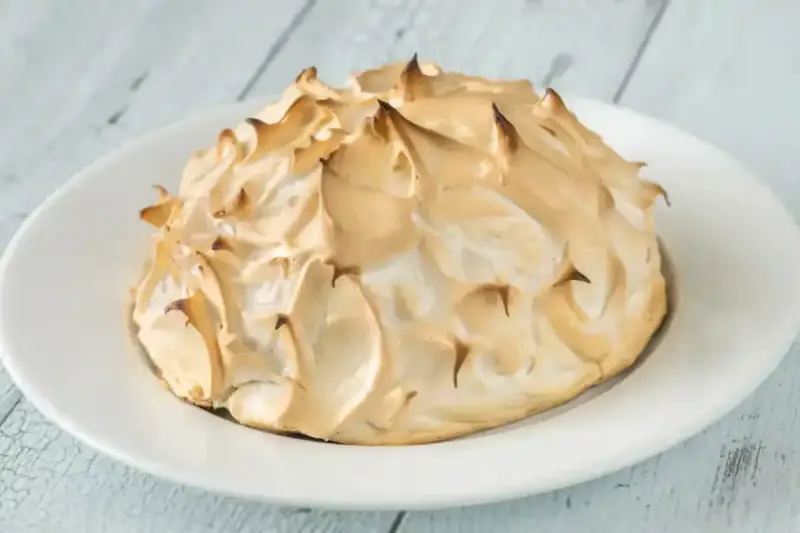 Une omelette norvégienne dorée et meringuée, prête à être dégustée.