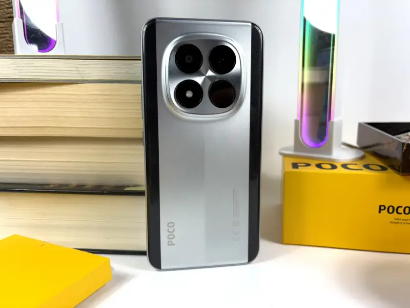 Srebrny POCO z czterema aparatami. Dowiedz się, jak wyłączyć reklamy w Xiaomi, by cieszyć się czystym interfejsem.