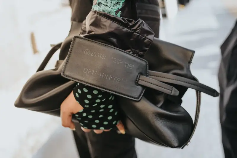 Czarna torba z metką OFF-WHITE™ "ZIP TIE" 2018. Ta marka to symbol luksusu i streetwearu.