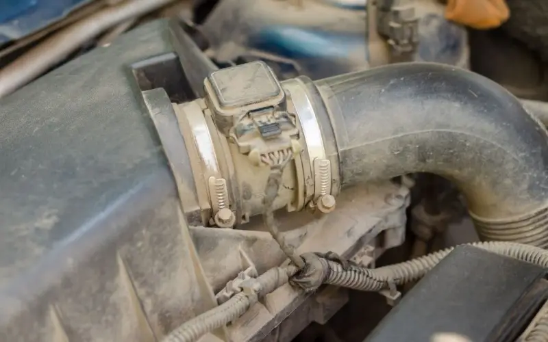 Debimetro sporco nel vano motore. Se il debimetro non funziona, potresti notare problemi di prestazioni.