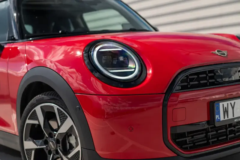 Czerwony Mini Cooper z nowoczesnymi światłami LED. Zastanawiasz się, ile pali ten model?
