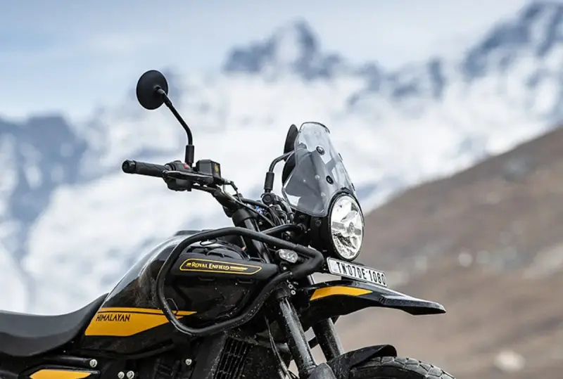 Royal Enfield Himalayan 650 gotowy na przygodę w górach.