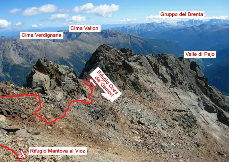 Sentiero segnato in rosso verso il Rifugio Mantova al Vioz, con vista sulle cime Verdignana e Vallon e la Valle di Pejo.