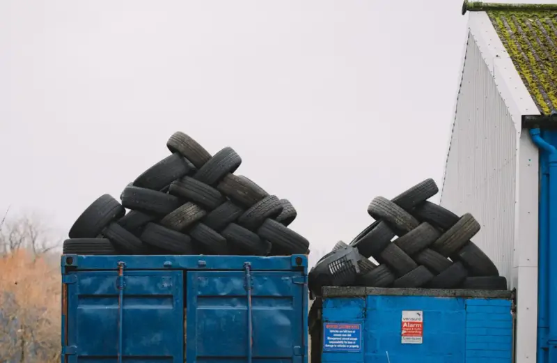 Stosy opon czekają na recykling. Recykling opon opłacalność to klucz do zrównoważonego rozwoju.