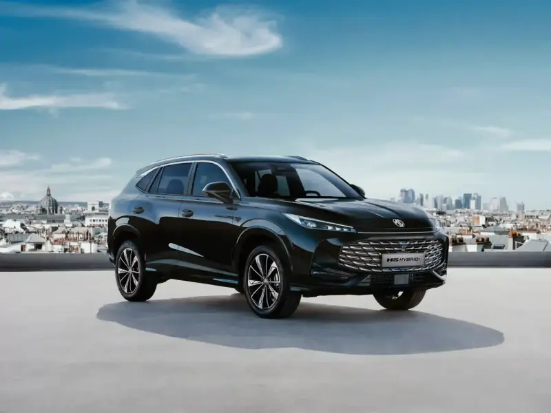 Czarny MG HS Hybrid+ na tle miasta. Nowoczesny SUV z napędem hybrydowym gotowy na miejskie wyzwania.