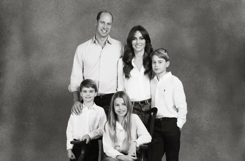 Uśmiechnięci William i Kate z dziećmi, ubranymi na biało, pozują do rodzinnego portretu.