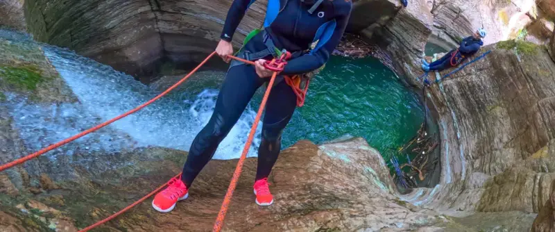 Avventura di canyoning nelle Dolomiti: un'emozionante discesa in corda tra cascate e pozze d'acqua cristallina.