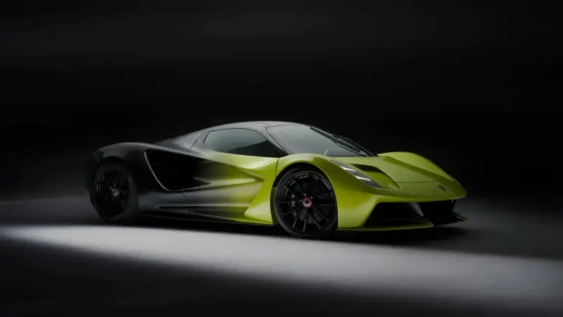 Limitowana edycja Lotus Evija w jaskrawym, limonkowym kolorze, z czarnymi akcentami, prezentuje futurystyczny design.