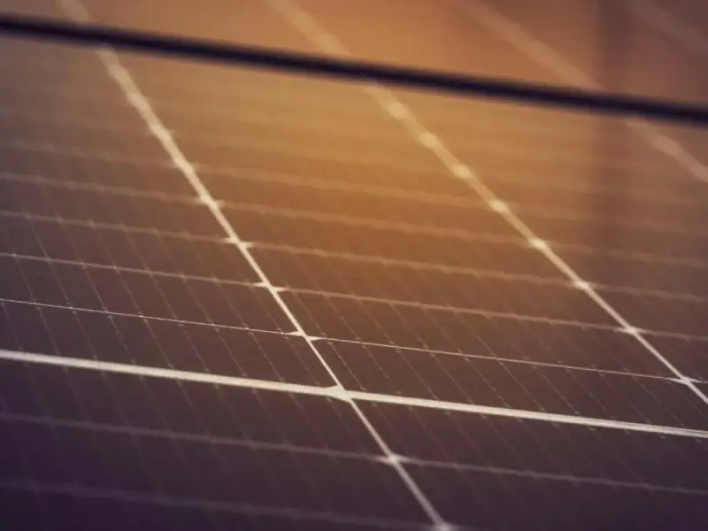Zbliżenie na panel fotowoltaiczny. Zastanawiasz się, ile waży panel fotowoltaiczny? Ten lekki, ale wydajny element jest kluczowy dla produkcji czystej energii.