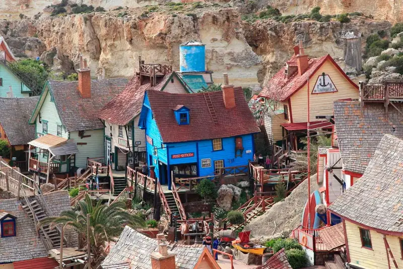 Pueblo de pescadores en Malta con casas coloridas y escaleras de madera. Un lugar ideal para visitar con niños.