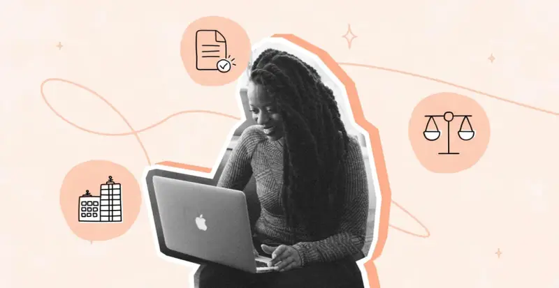 Mujer trabajando en laptop, rodeada de iconos que representan los pasos para crear una empresa: edificio, documento con visto bueno y balanza.