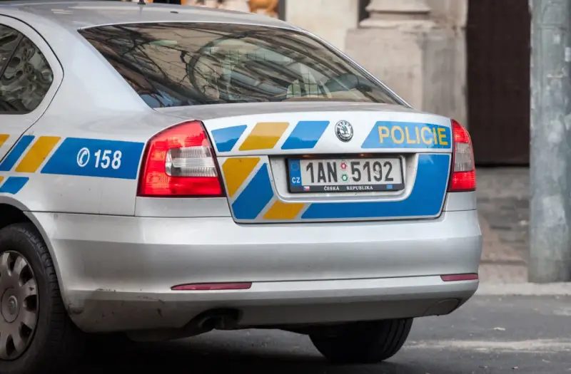 Tylna część srebrnego radiowozu z napisem "POLICIE" i numerem rejestracyjnym 1AN 5192. Widać też numer alarmowy 158.