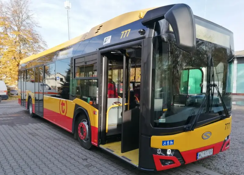 Autobus KML 777 z otwartymi drzwiami, gotowy do odjazdu. Sprawdź kmł rozkład jazdy i wsiadaj!