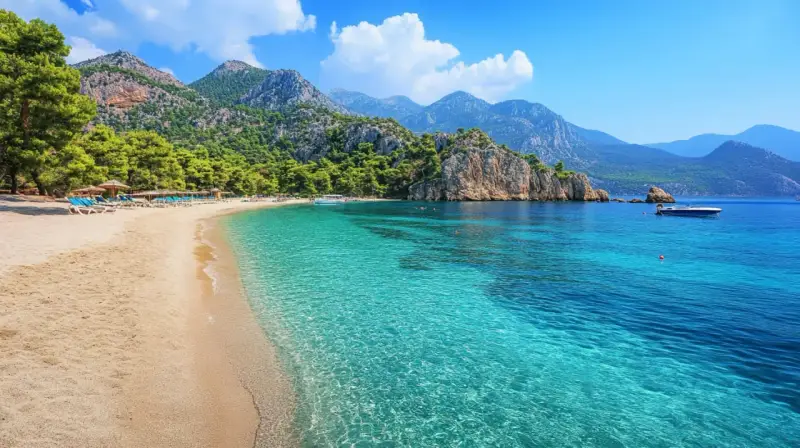 Piękna plaża w Turcji, Kusadasi, z turkusową wodą, górami i sosnami. Idealne miejsce na wakacje.