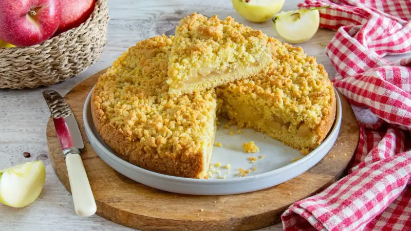 Una deliziosa sbriciolata di mele, con la sua crosta dorata e friabile, pronta per essere gustata.