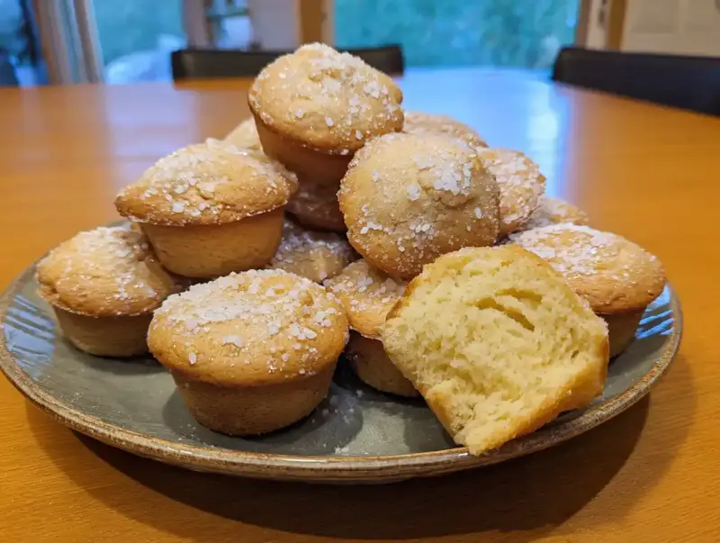 En hög med fluffiga muffins, strösslade med socker. Perfekt för ett enkelt grahamstekakor recept.