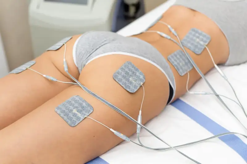 Elektrostymulacja mięśni ud i pośladków za pomocą elektrod. Zabieg poprawiający kondycję i kształtujący sylwetkę.