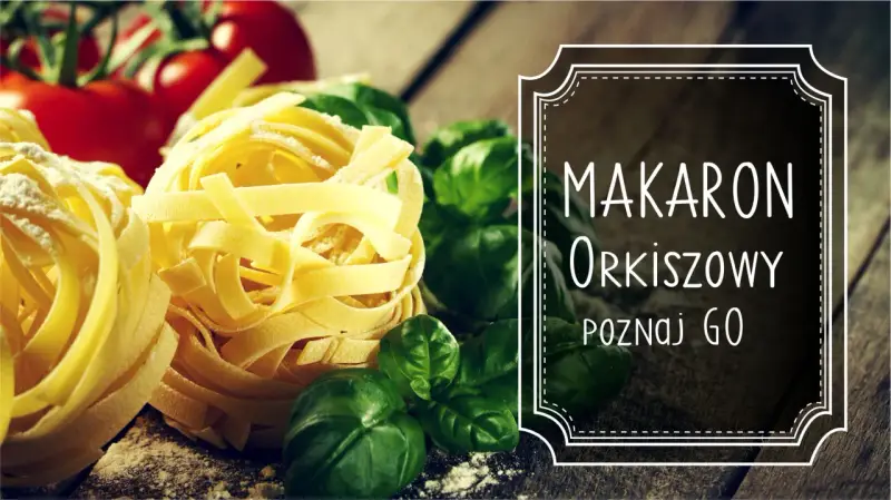 Makaron orkiszowy, świeża bazylia i pomidory na drewnianym blacie. Pyszna inspiracja!