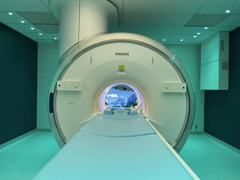 Nowoczesny aparat do rezonansu magnetycznego Philips. Wnętrze tunelu ozdobione jest widokiem górskiego krajobrazu, co ma umilić pacjentowi badanie mr.