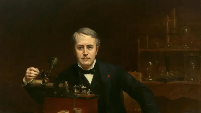 Porträt von Thomas Edison, der an einem Phonographen arbeitet. Er ist der Mann, der die Glühbirne erfunden hat.
