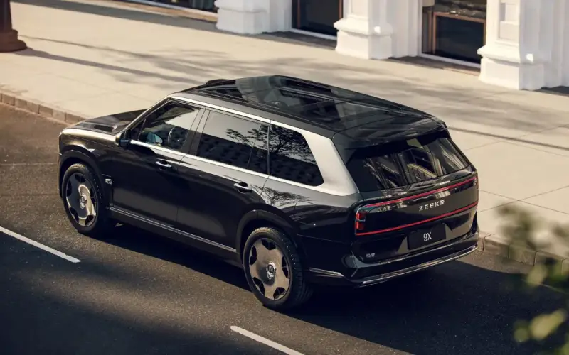 Elegancki czarny Zeekr 9X na ulicach Polski. Luksusowy SUV z panoramicznym dachem i nowoczesnym designem.