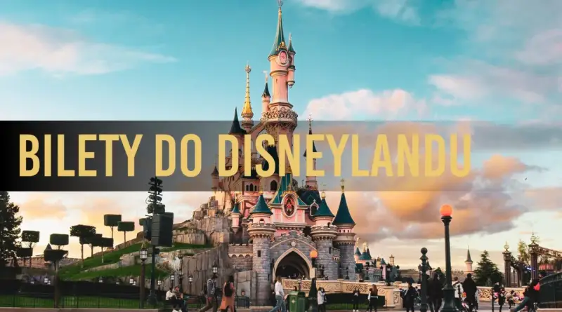 Zamek w Disneylandzie, ludzie spacerują, a nad nimi napis "Bilety do Disneylandu". Dowiedz się, ile kosztuje bilet do Disneylandu.