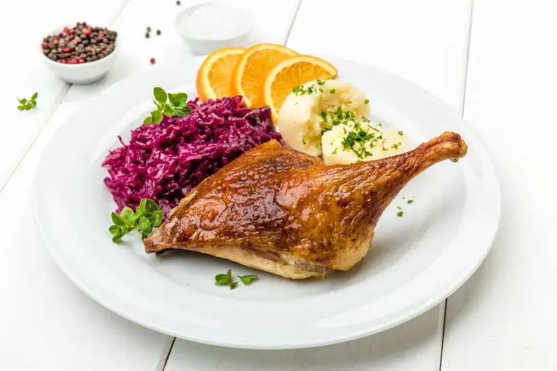 Pieczona kaczka z purée ziemniaczanym, czerwoną kapustą i pomarańczą. Idealna marynata do kaczki sprawia, że mięso jest soczyste i aromatyczne.