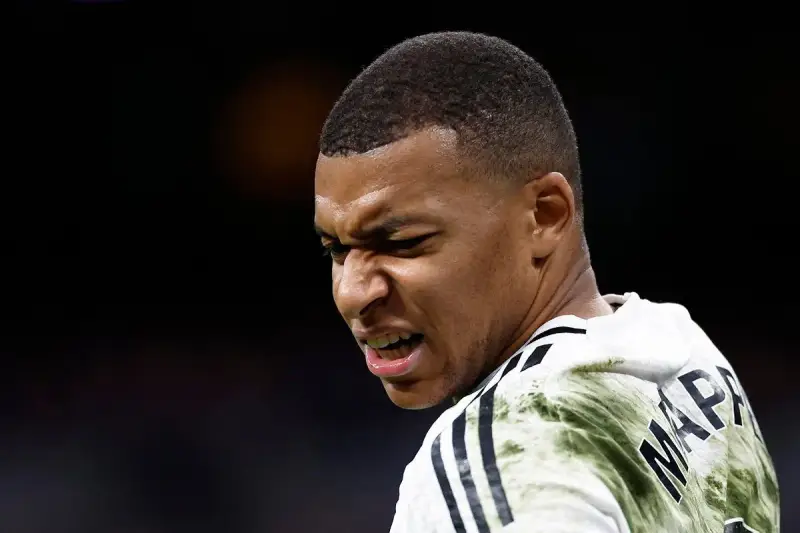 Mbappe z numerem na plecach, skupiony i zacięty podczas meczu.