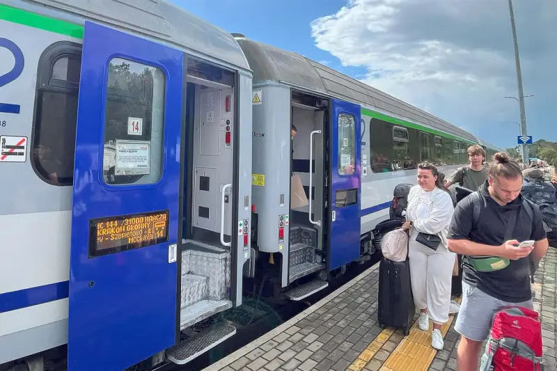 Pasażerowie z bagażami czekają na pociąg relacji Warszawa - Wilno.