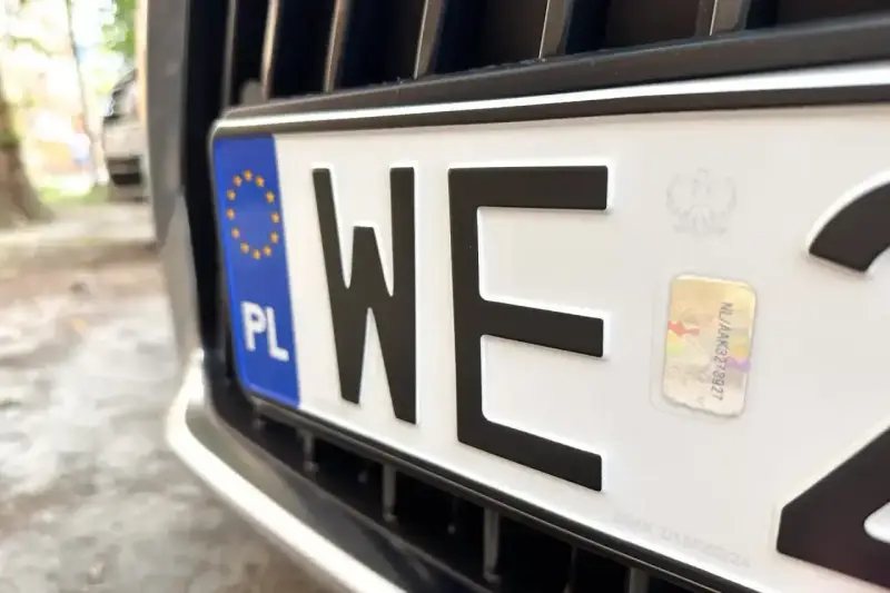 Nowe tablice rejestracyjne z unijnym niebieskim paskiem i godłem Polski. Litery "WE" i hologram.
