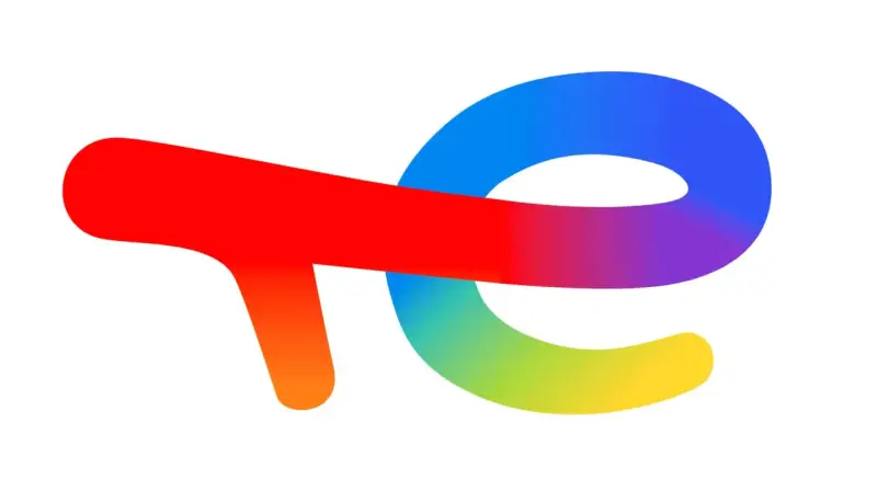 Le logo de cee total energie, un ruban multicolore rouge, orange, jaune, vert, bleu et violet, forme un "T" et un "E" stylisés.
