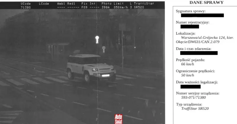 Zdjęcie z fotoradaru pokazuje białe auto jadące 66 km/h przy ograniczeniu do 50 km/h. Mandat z fotoradaru przyjdzie szybko.