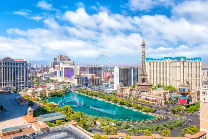 Widok na Las Vegas z Wieżą Eiffla, fontannami i diabelskim młynem. Niezliczone las vegas atrakcje czekają!