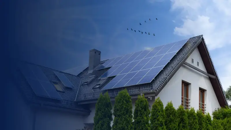 Dom z panelami fotowoltaicznymi na dachu. Polenergia dla przyszłości.