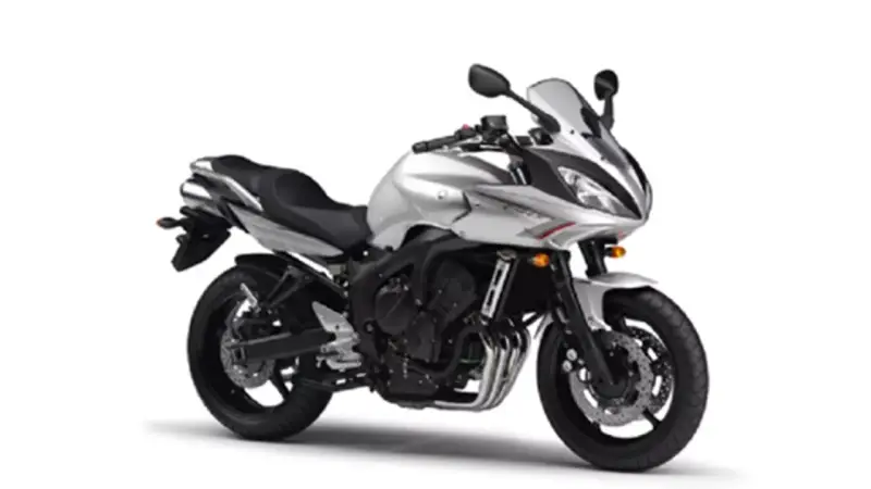 Srebrny motocykl Yamaha Fazer 600. Sprawdź yamaha fazer 600 dane techniczne, aby poznać jego możliwości.